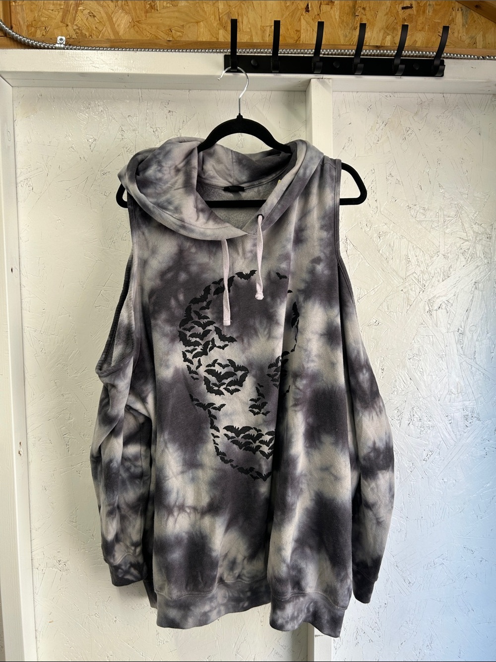 Tie-Dye Cold-Shoulder Hoodie with Bat Skull Graphic - Gray